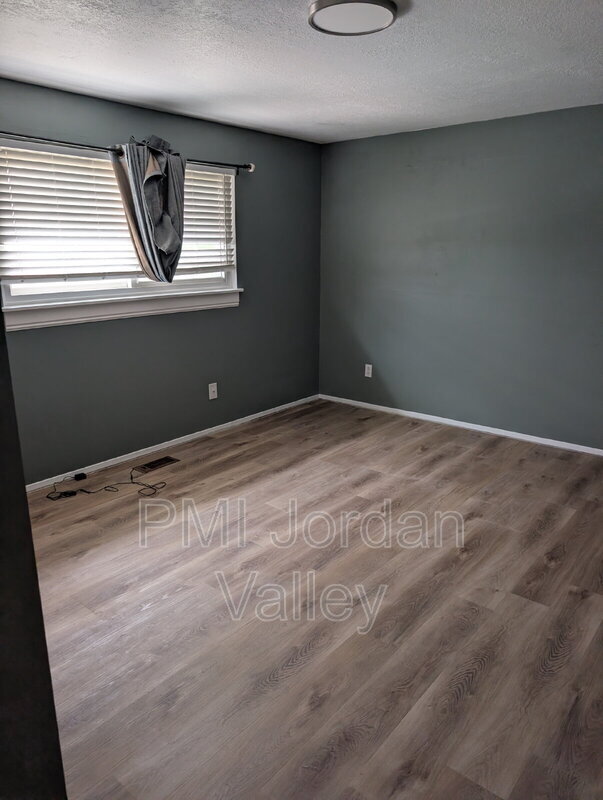 Building Photo - 1394 N 400 E