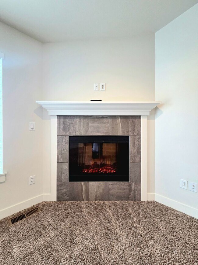 Building Photo - Newer Rambler in Mary Hill Estates!