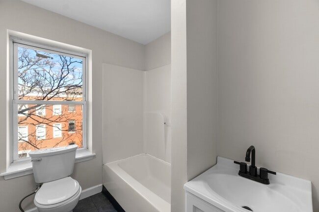 Building Photo - 2027 E Baltimore St