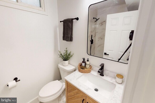 Building Photo - 1230 Penn St NE