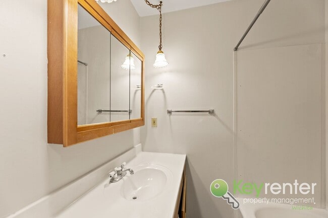 Building Photo - Clean and cute 3 bedroom house near shopping, restaurants, and easy highway access!