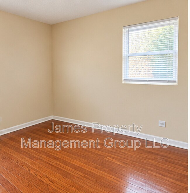 Building Photo - 458 Oak St