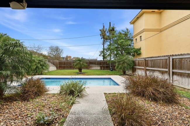 Building Photo - 1809 Pease St