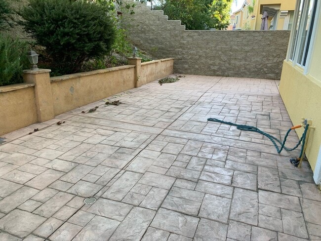 Building Photo - 4 bed, 3 bath townhome in desirable Paseo Del Sol Community!