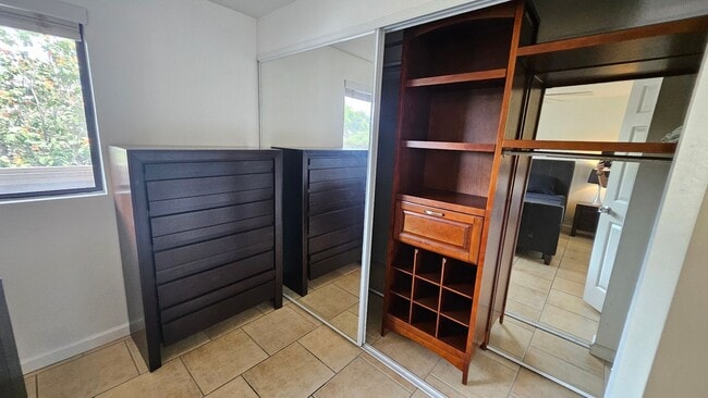 Building Photo - Turned key fully furnished 3 bedroom in Ki...