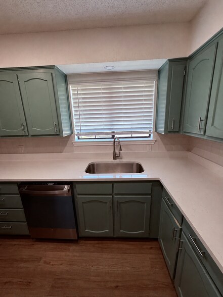 Building Photo - 204 Lanham Ct