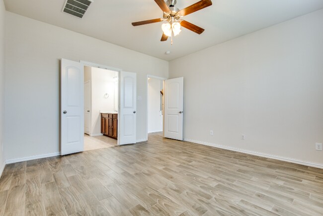 Building Photo - 2813 Castle Creek Dr