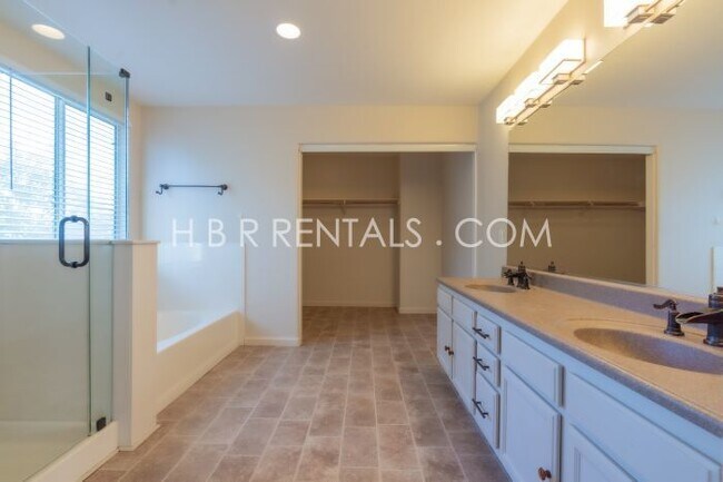 Building Photo - Charming 3-Bedroom & Spacious 2400 Sq. Ft. Layout in Tracy's Serene Sagewood Neighborhood!