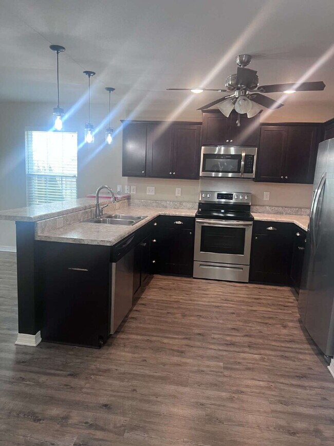 Building Photo - 426 Eisenhower Dr