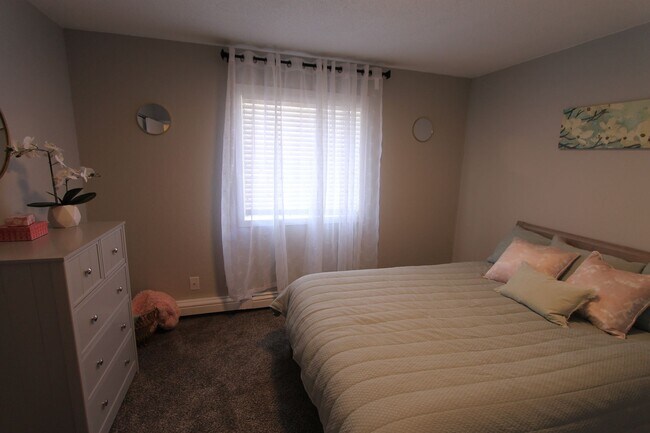 Building Photo - Spacious first floor one bedroom with mode...