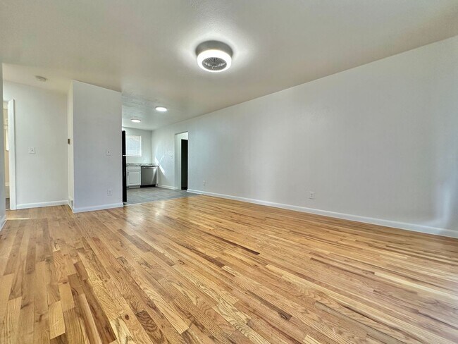 Building Photo - Bright and Spacious Duplex Style Home with HUGE Fenced in Backyard!!!