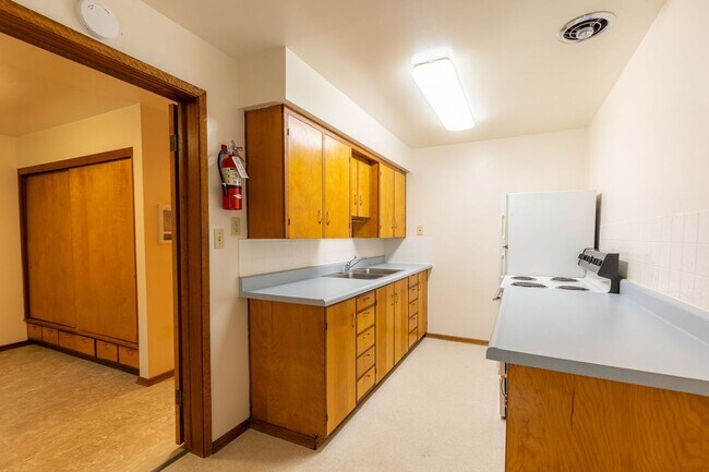 Building Photo - 611 3rd St