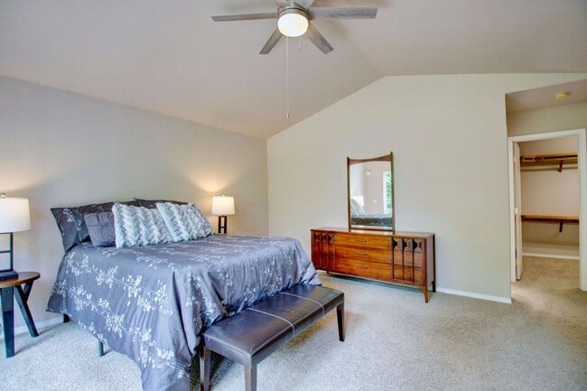 Building Photo - Lovely Clinton Home with Great Light and Pet Friendly!