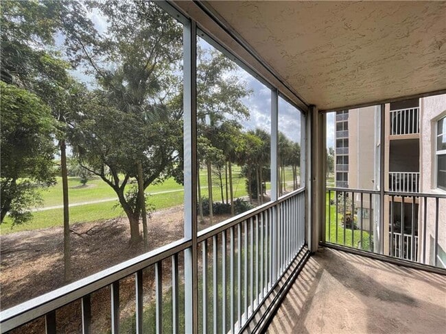 Building Photo - 250 Jacaranda Dr