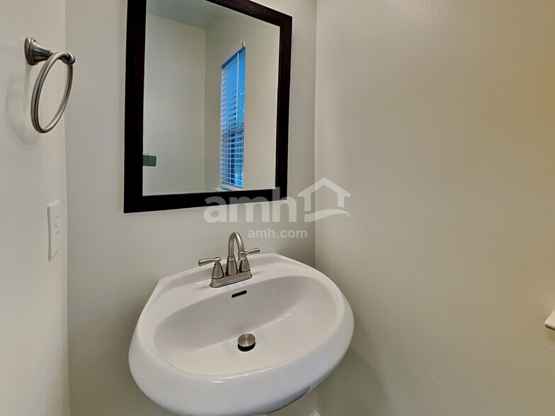 Building Photo - 1490 Aster Ives Dr