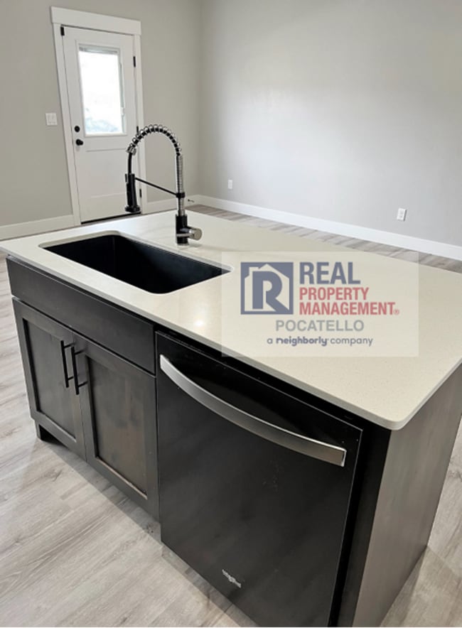 Building Photo - 3 Bedroom 2.5 Bathroom Town Home - 1 Car G...