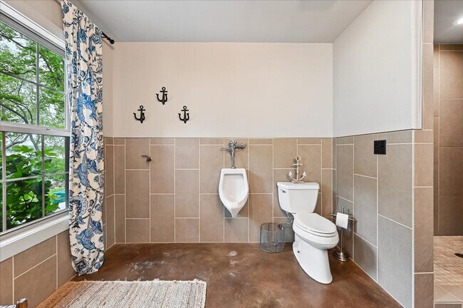 Building Photo - 1115 Red Bud Dr
