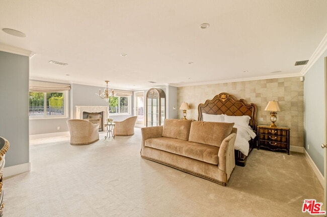 Building Photo - 1047 E Pomello Dr