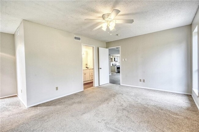 Building Photo - Large single story home in Bedford