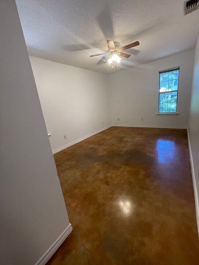 Building Photo - NEW ON MARKET