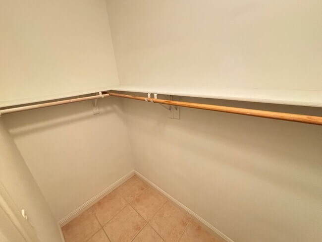 Building Photo - Gorgeous 1Bed/1Bath Condo located in Spanish Palms guard gated community!