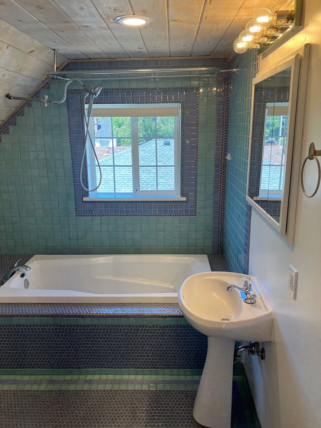 Building Photo - Charming Three Bedroom Home in Central Salem