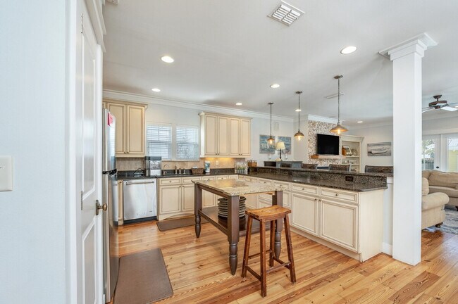 Building Photo - 87 Barracuda St