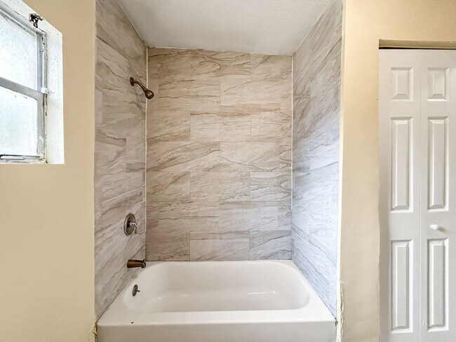 Building Photo - Updated and Move-In Ready in Prime Tampa Location! 4bed | 1bath