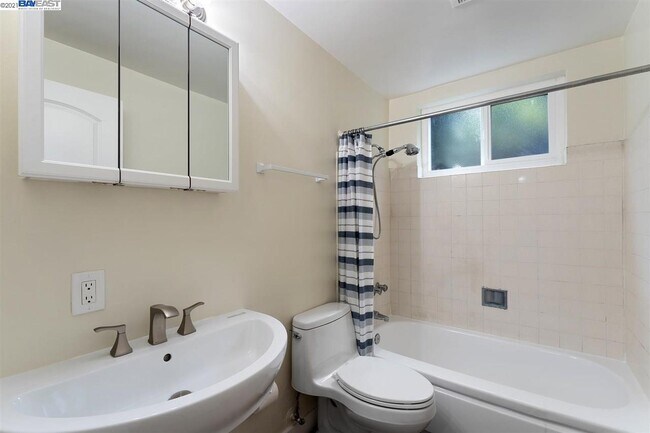 Building Photo - 5478 Vicente Way