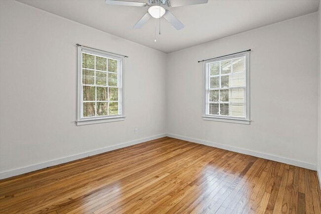 Building Photo - CHARMING MIDTOWN COTTAGE with Updated Kitchen