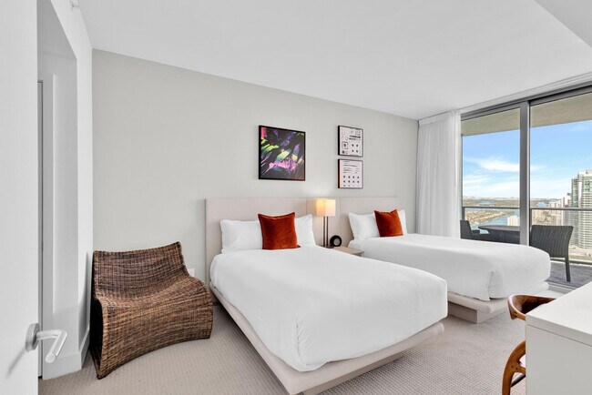 Building Photo - 4011 S Ocean Dr