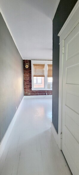 Building Photo - 524 23rd St