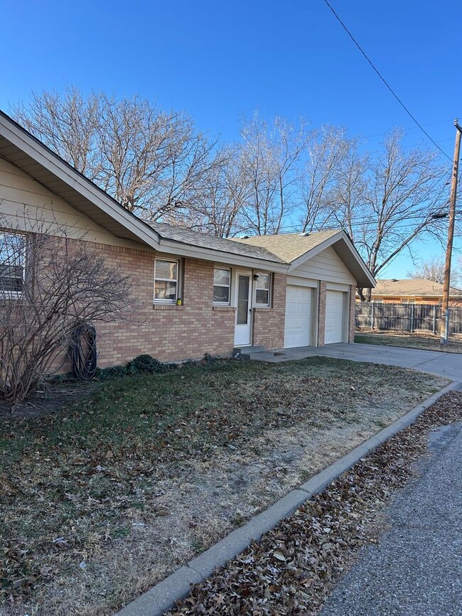 Building Photo - Wolflin spacious corner lot home