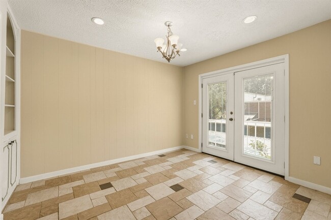Building Photo - 496 N Post Oak Ln