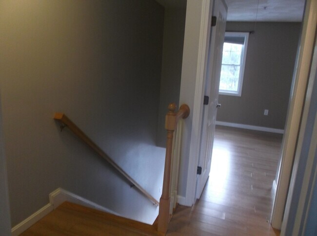 Building Photo - 933 Varnum Ave