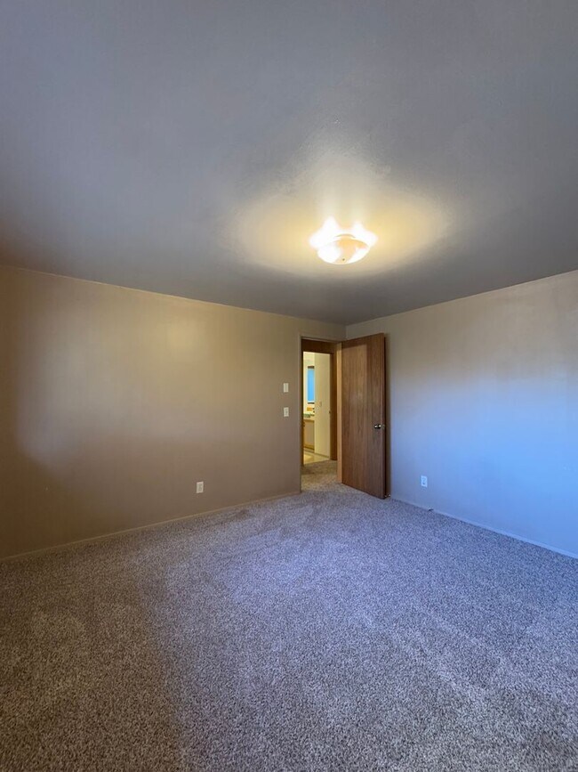 Building Photo - Spacious 6 Bedroom, 3 Bathroom Home Near CWU