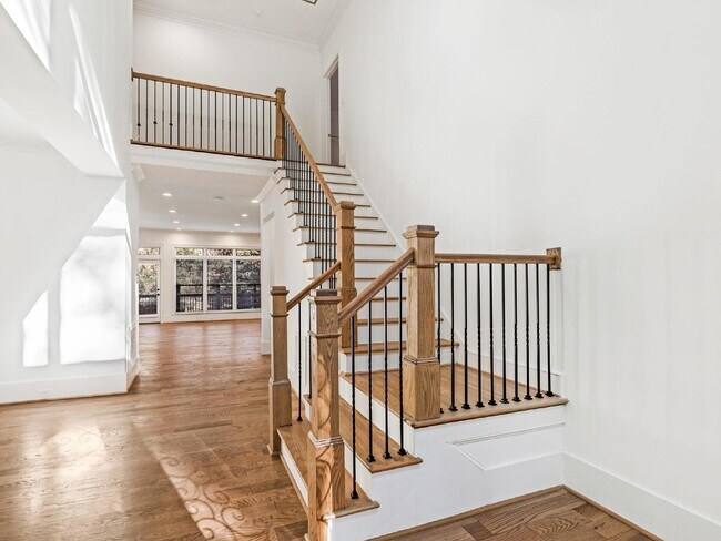 Building Photo - Beautifully built, renovated home boasts 5 BD, 5 BT, providing ample space for a growing family a...