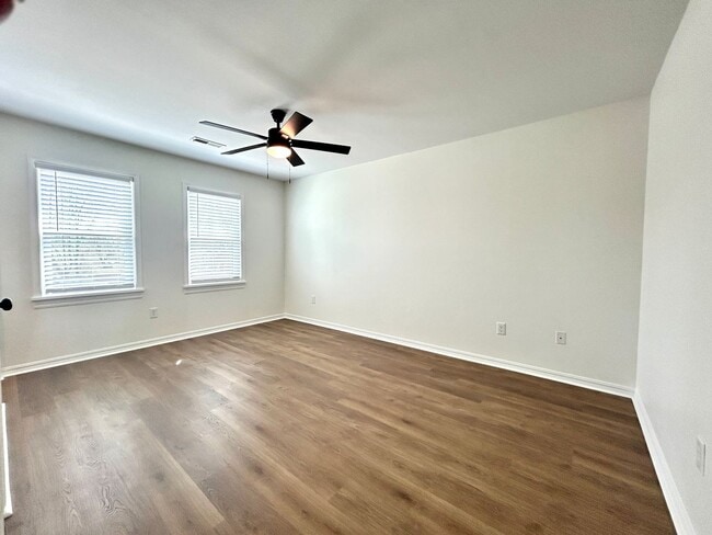 Building Photo - Well appointed 2 bed, 2.5 bath Townhouse Partial Utilities Included!