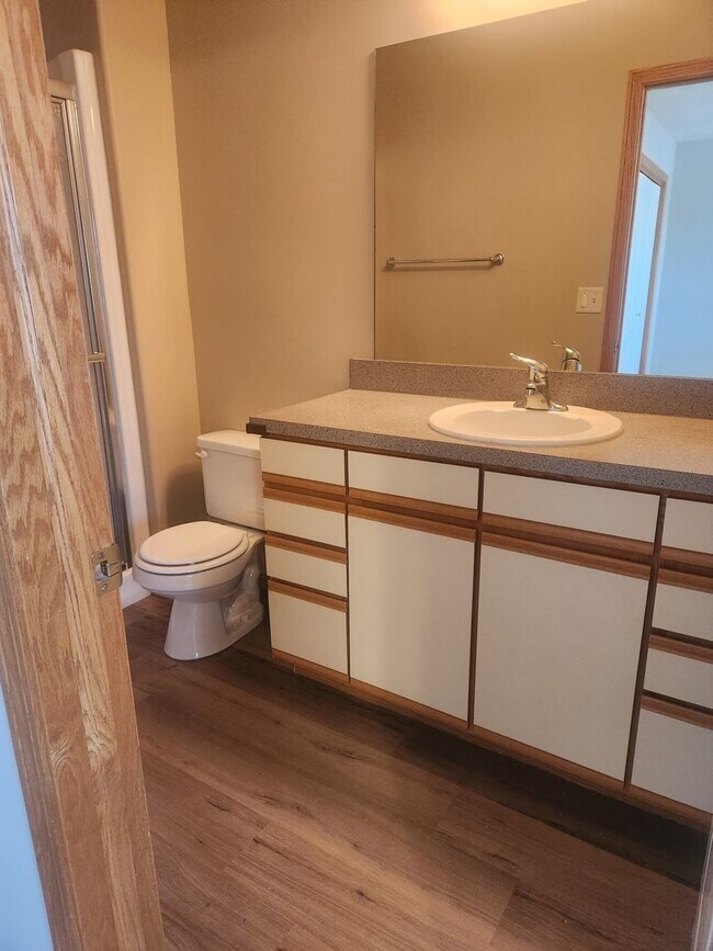 Building Photo - South Lincoln Townhouse with 4 bedrooms, 2 1/2 baths, and 2 stall garage.
