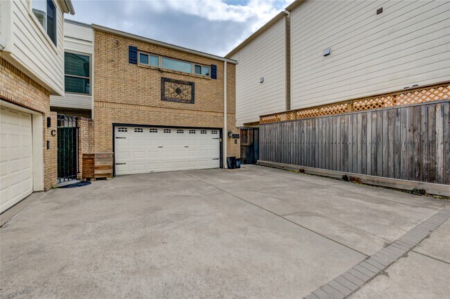 Building Photo - 2527 Potomac Dr