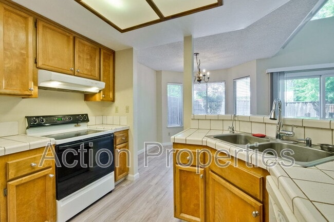 Building Photo - 1999 Garden Bing Cir