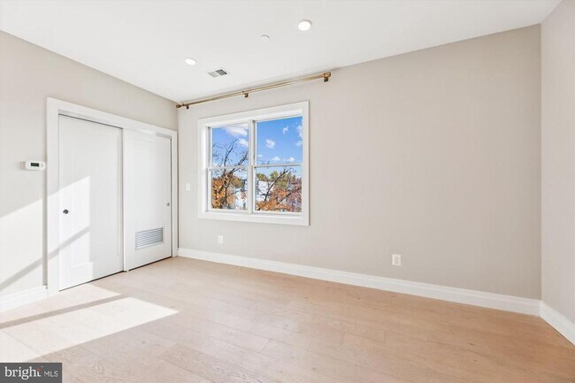 Building Photo - 1102 Staples St NE