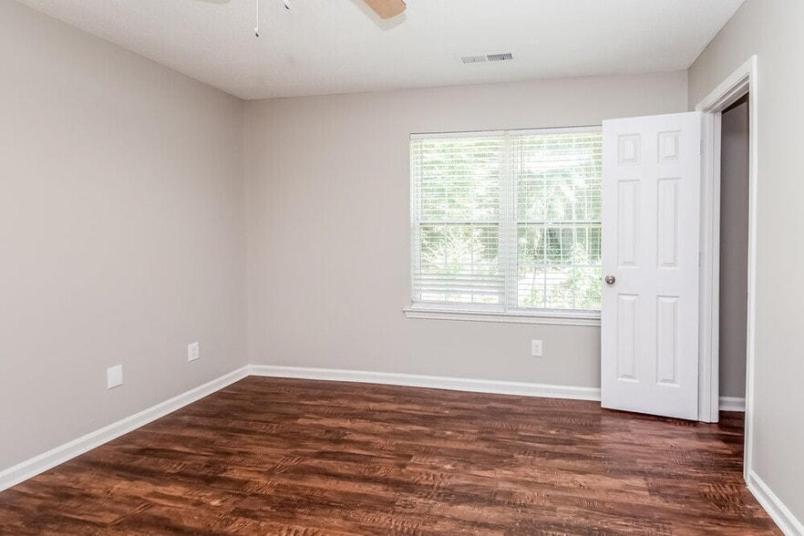 Building Photo - 630 W Manor