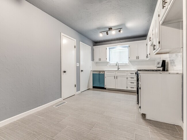 Building Photo - 14008 Gateway Dr