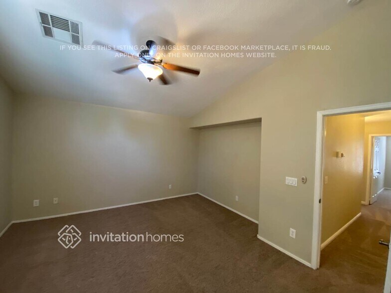 Building Photo - 764 W La Pryor Ln