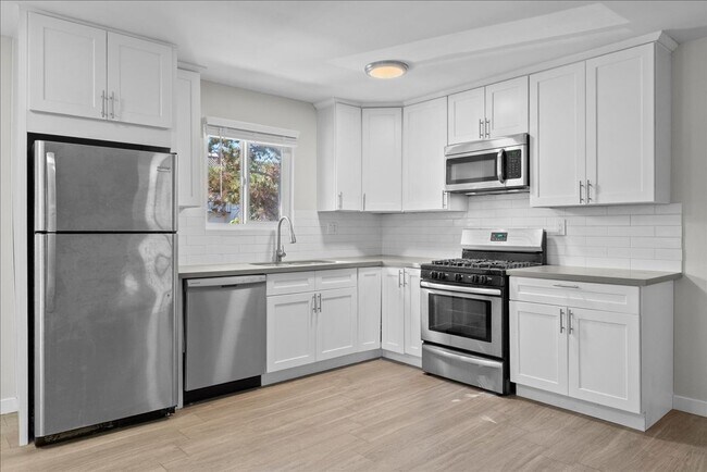 Building Photo - 631 E Elk Ave