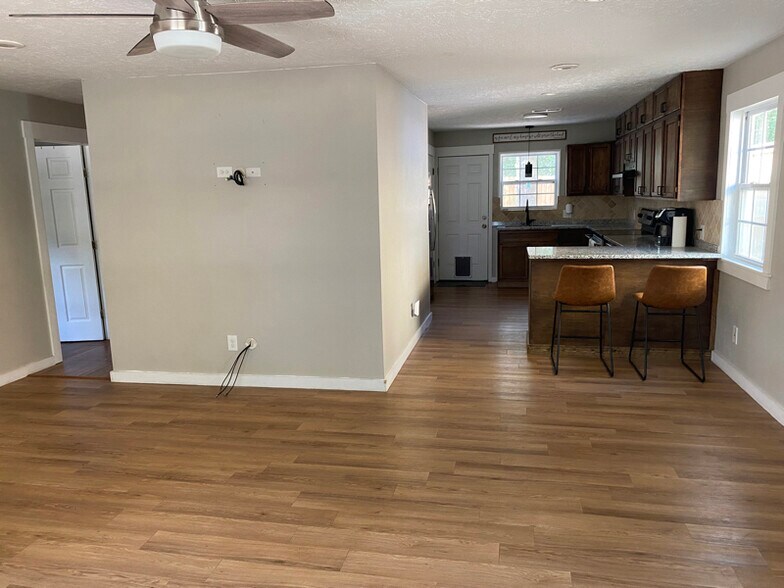 Building Photo - 175 Thunderbird Dr