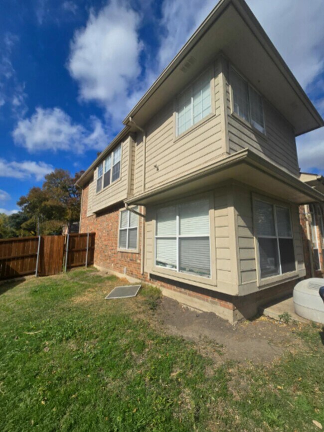 Building Photo - Remodeled Plano home with great fenced backyard