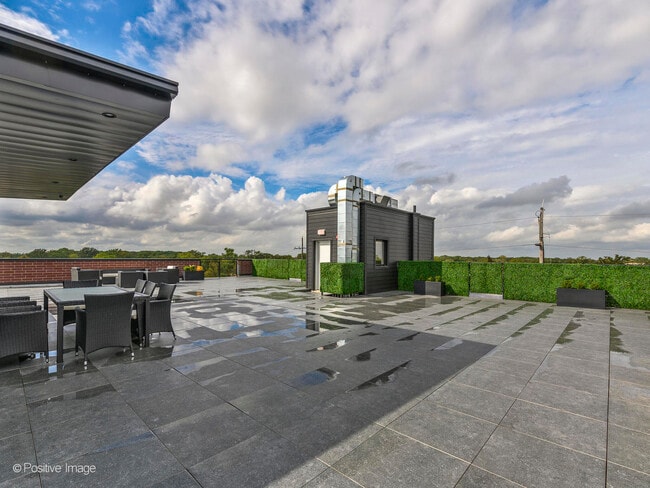 Building Photo - 2801 N Thatcher Ave