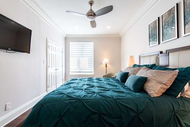 Building Photo - Furnished 3 bedroom/2bath Condo including Utilities!